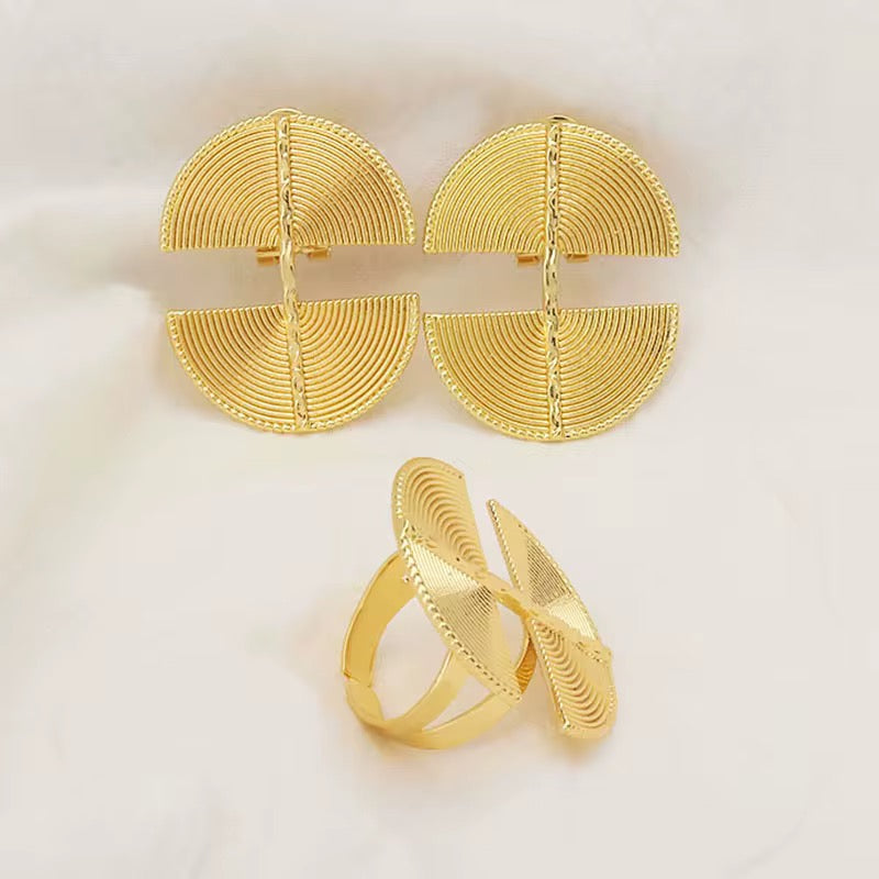 Pair of gold earrings and ring 